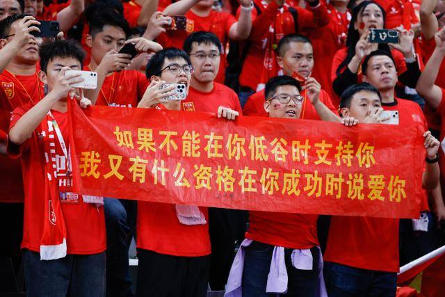 马刺分享文班亚马在训练中压哨三分成功时刻